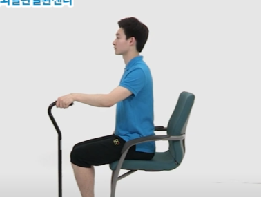 다리운동 및 균형잡기ㅣ네발지팡이를 이용하여 일어났다가 앉기